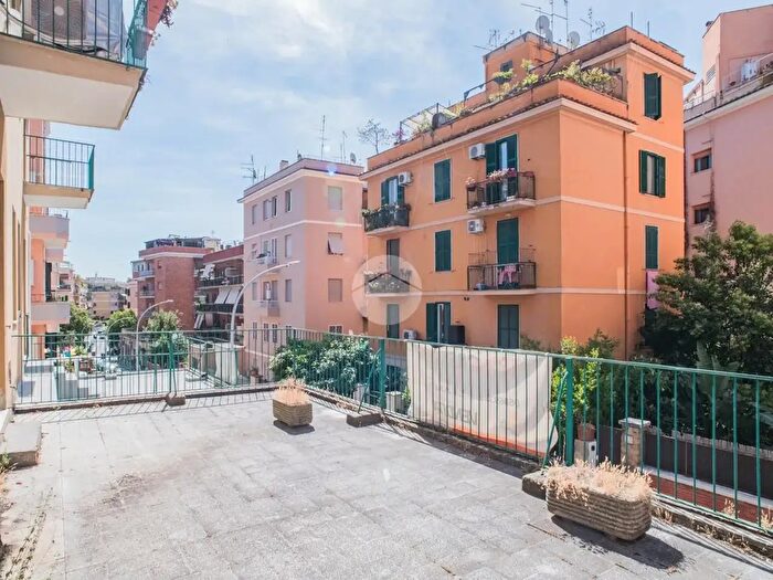 Appartamento trilocale in vendita in Via Lorenzo Vidaschi, Roma