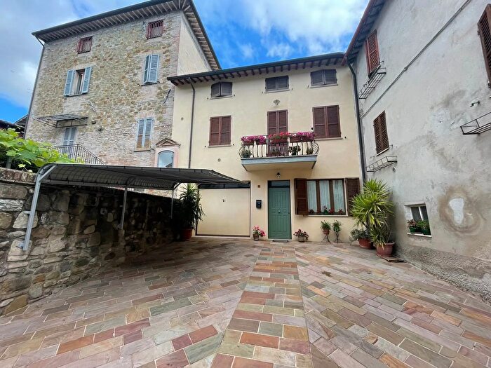 Casa con 6 locali in vendita in Via Croce, Assisi