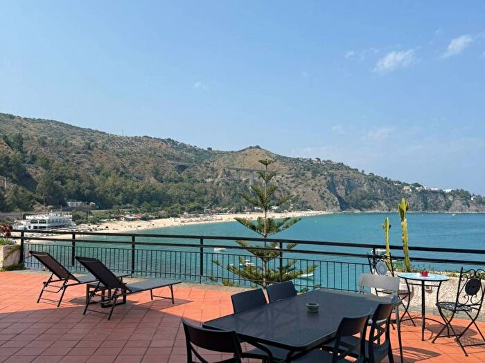 Casa con 6 locali in affitto in Caminia, Stalettì