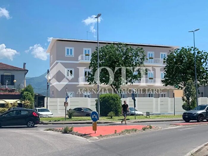 Appartamento trilocale in vendita in Camaiore