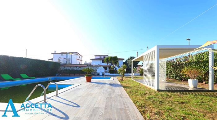 Casa con 10 locali in vendita in Via Sequoie, Leporano