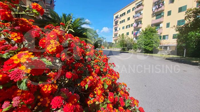 Appartamento trilocale in vendita in Via Beccadelli, Napoli