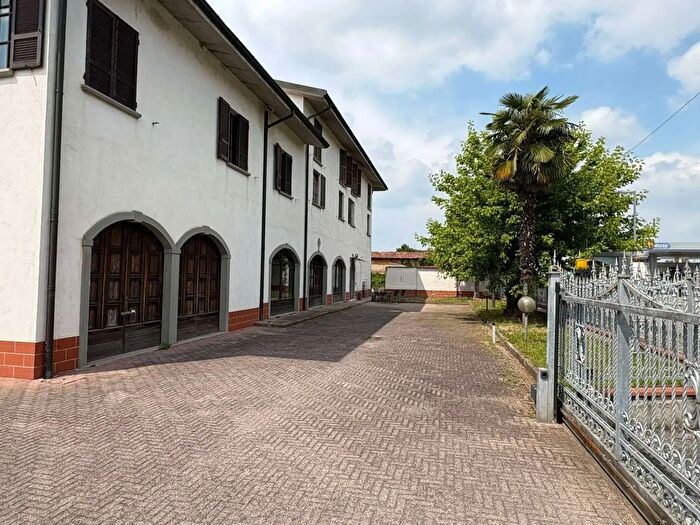 Appartamento quadrilocale in vendita in Via Suardi, Arcene