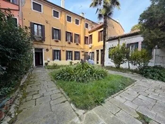 Appartamento quadrilocale in vendita in Via Santa Rosa, Padova