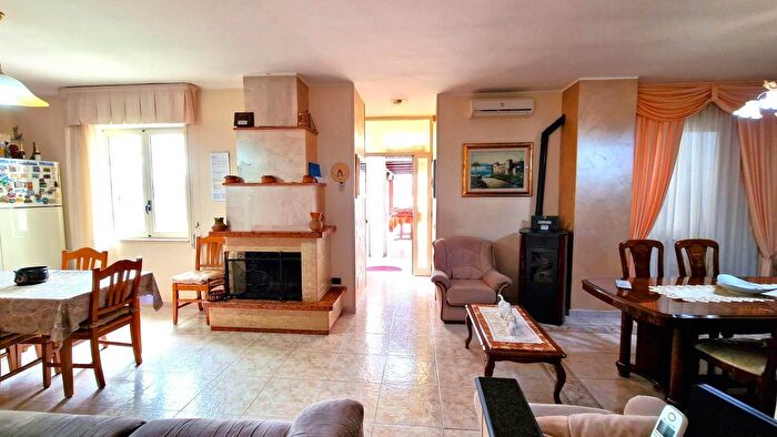 Appartamento con 6 locali in vendita in Via E De Filippo, Mondragone