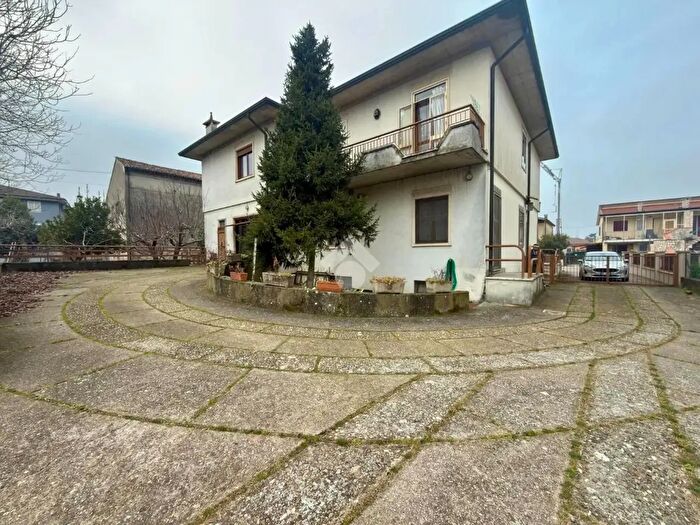 Casa con 14 locali in vendita in Via Dalmazia, Lonigo