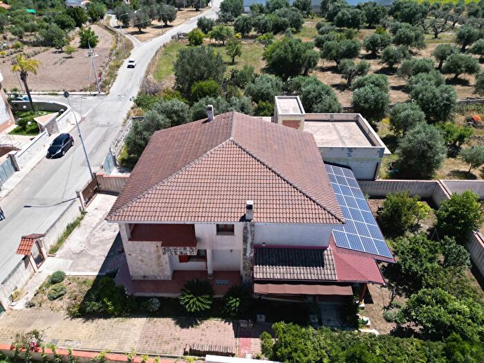 Casa con 11 locali in vendita in Via Edmondo De Amicis, Roccaforzata