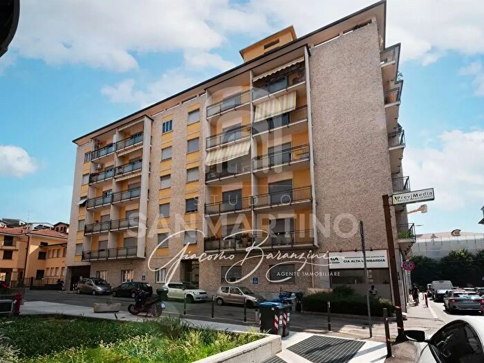 Appartamento trilocale in vendita in Via Medaglie dOro, Varese