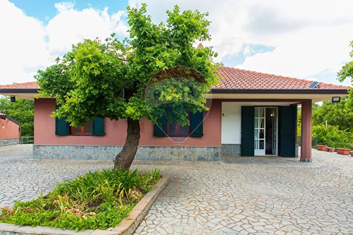 Casa con 6 locali in vendita in Contrada Calcerana Marina Piazza Aretusa Snc, Biancavilla