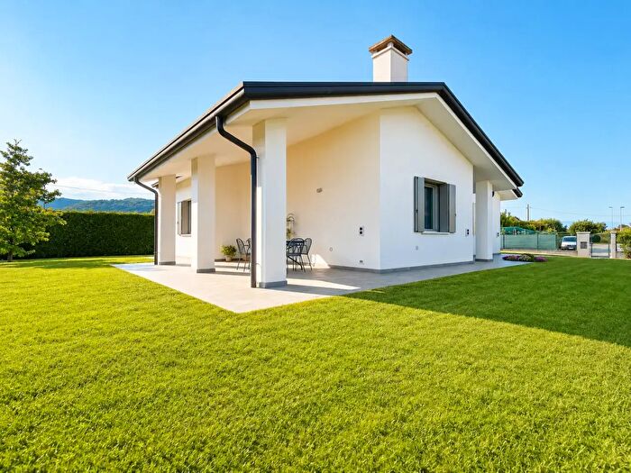 Casa quadrilocale in vendita in Via Martiri della Libertà, Costabissara