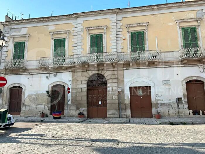 Casa con 6 locali in vendita in Canosa Di Puglia