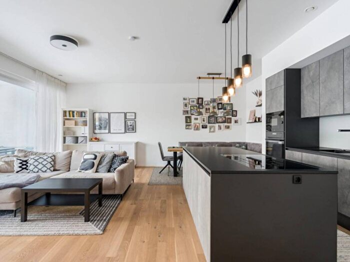 Appartamento quadrilocale in affitto in Via Tiziano, Pagano, Milano