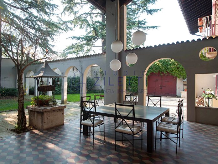 Casa con 15 locali in vendita in Via Zadei Brescia, Brescia