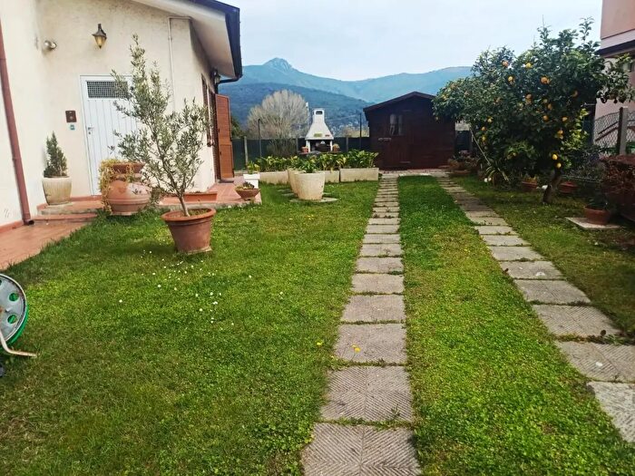 Casa con 5 locali in vendita in Cascina
