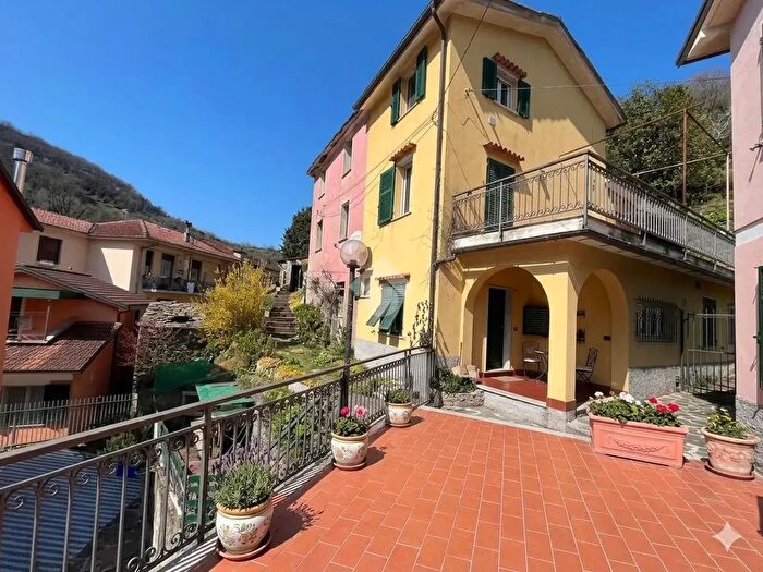 Casa trilocale in vendita in Via Giuseppe Garibaldi, Ne