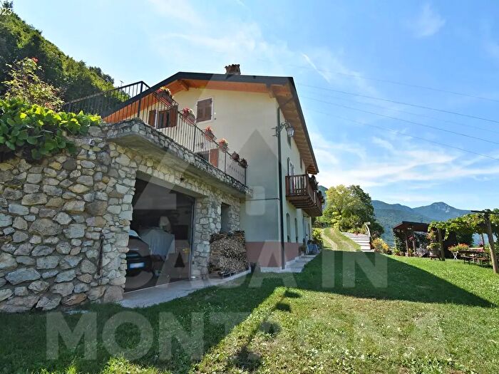 Casa con 7 locali in vendita in Ala