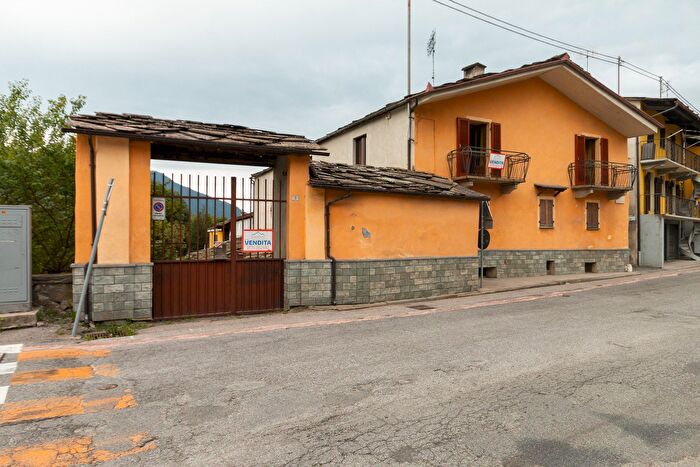 Casa con 12 locali in vendita in Via Nazionale, Paesana