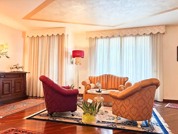 Appartamento con 5 locali in vendita in Empoli