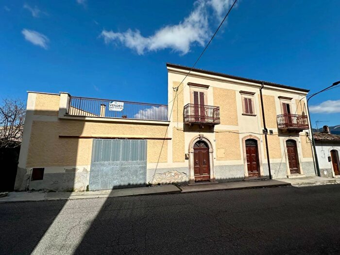 Casa quadrilocale in vendita in Via Rma Snc, Capestrano