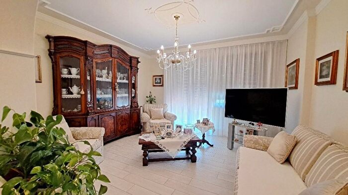 Appartamento con 5 locali in vendita in Cascina