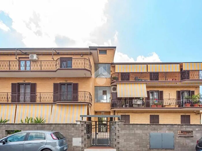 Appartamento trilocale in vendita in Via Borghesiana, Roma