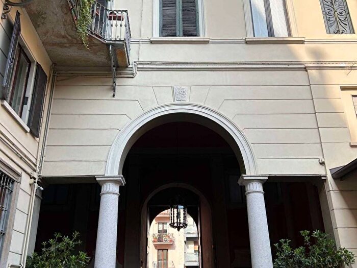 Appartamento bilocale in affitto in via DE AMICIS, Corso Genova, Milano