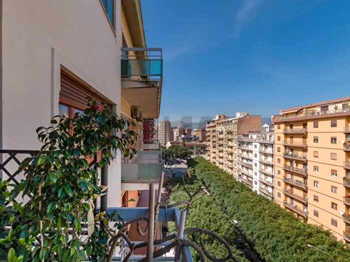 Appartamento con 5 locali in vendita in Via Ammiraglio Rizzo, Palermo