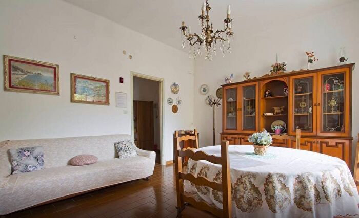 Appartamento trilocale in affitto in Piazza della Serenità, Centro, Finale Ligure