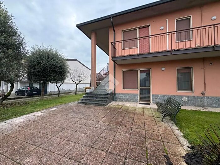 Casa con 8 locali in vendita in Piazza Purificazione Maria Vergine, Landriano