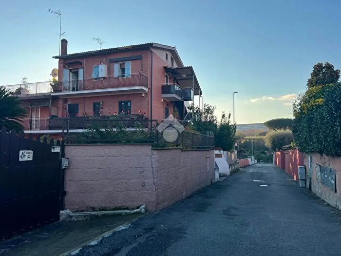 Appartamento trilocale in vendita in Vicolo della Casetta Mattei, Roma