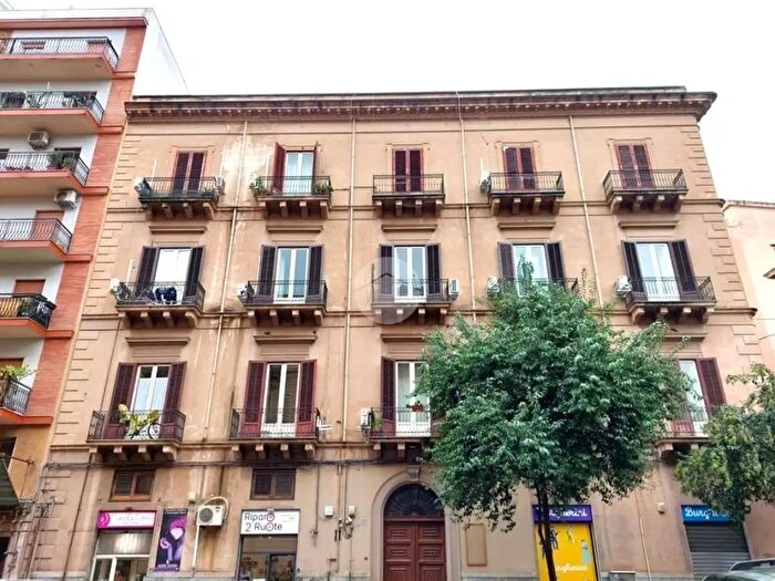Appartamento con 5 locali in affitto in Via Dante, Palermo