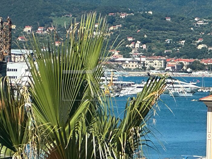 Appartamento con 7 locali in vendita in Via Orefici, Savona