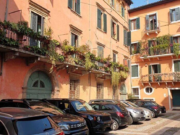 Casa trilocale in affitto in Via Enrico De Nicolis, Centro Storico, Verona