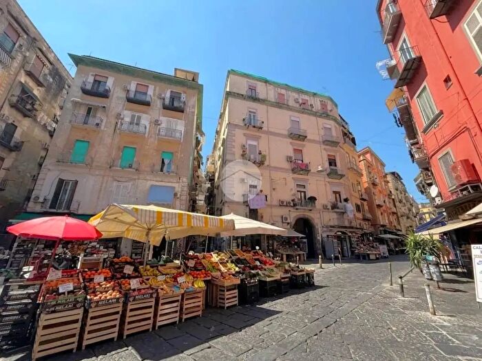 Appartamento trilocale in vendita in Via Rosario a Portamedina, Napoli