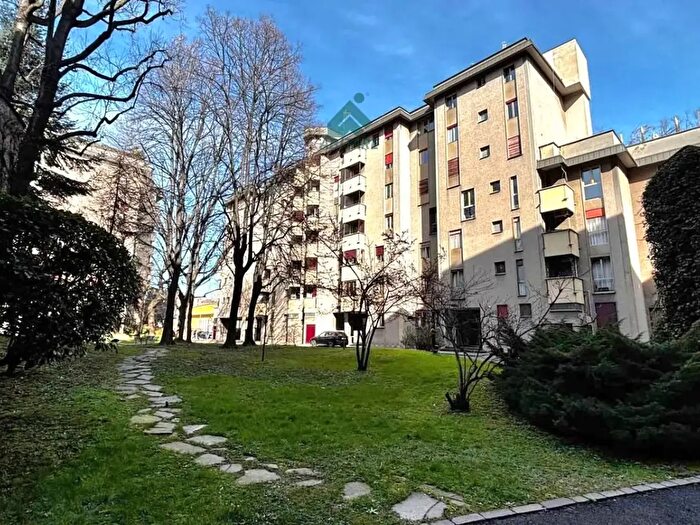 Appartamento trilocale in vendita in Via Procaccini, Milano