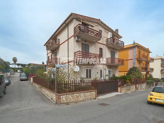 Appartamento quadrilocale in vendita in Via Casatenovo, Roma