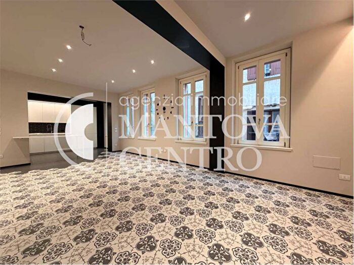 Appartamento quadrilocale in affitto in Centro, Mantova