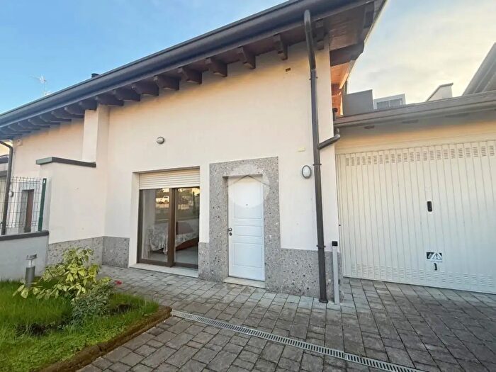 Casa trilocale in vendita in Via Resegone, Triuggio