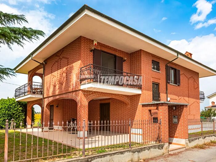 Casa con 9 locali in vendita in Via Saluzzo, Cervere