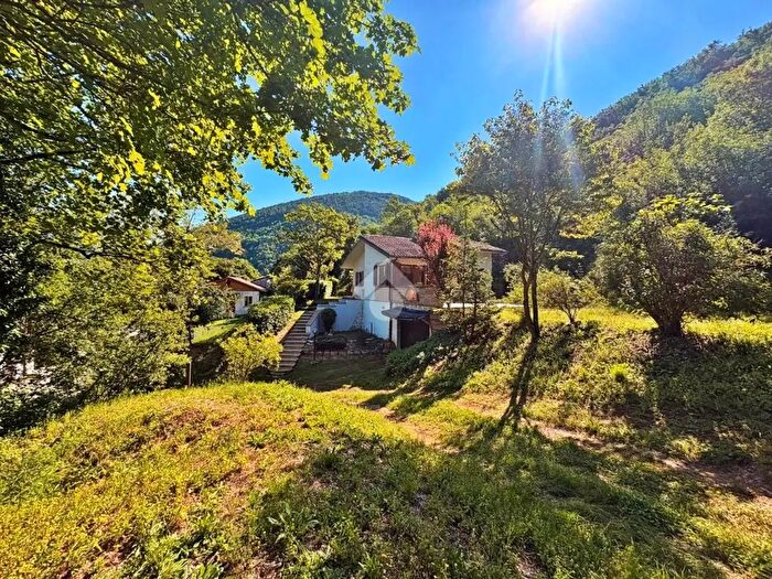 Casa con 5 locali in vendita in Frazione Perticano, Sassoferrato