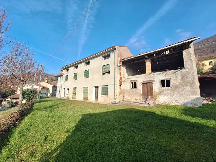 Casa con 10 locali in vendita in Sarmede