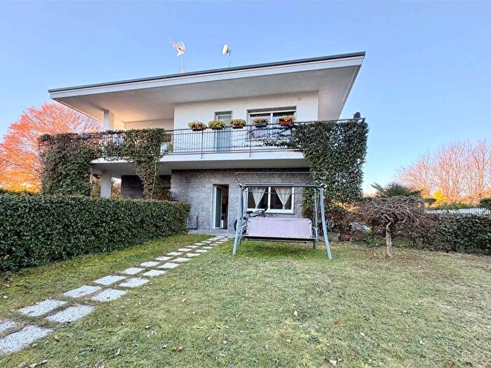 Appartamento bilocale in affitto in Via Raffaello Sanzio, Dormelletto