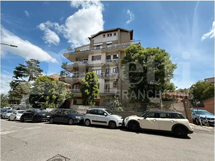 Appartamento con 5 locali in vendita in Via Vincenzo Tiberio, Roma