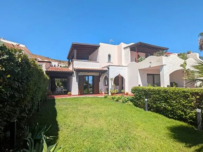 Casa con 11 locali in vendita in Via Naxos Croton, Crotone
