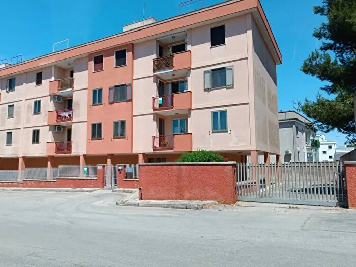 Appartamento con 5 locali in vendita in Piazza Padre Pio da Pietralcina Snc, Parabita