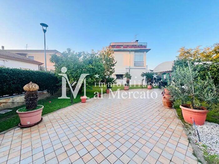 Casa con 6 locali in vendita in a Luigi Boccherini, Viareggio