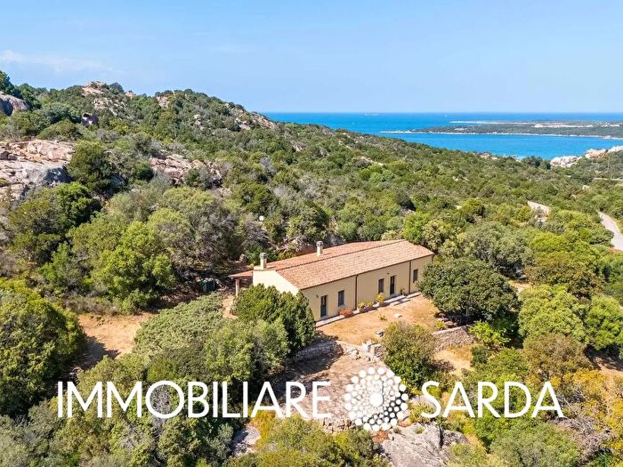 Casa con 11 locali in vendita in Via Liccia Intosa, Arzachena