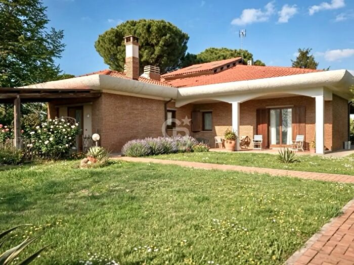 Casa con 12 locali in vendita in Strada della Palanzana, Viterbo