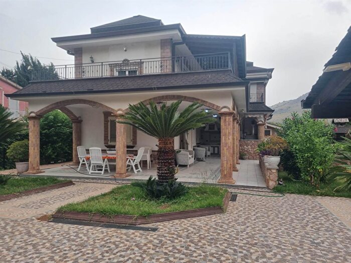 Casa con 11 locali in vendita in Via Giusto Bonanno, Misilmeri