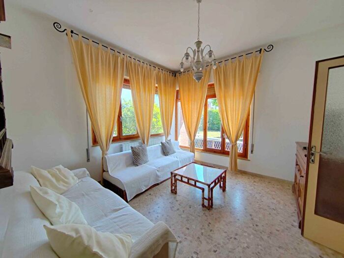 Casa con 6 locali in affitto in Via Rosseti e Bandini, Vittoria Apuana, Forte dei Marmi